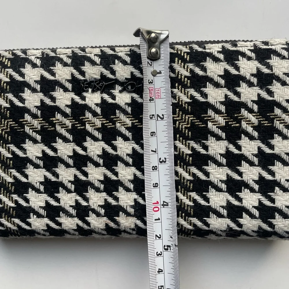 Betsey Johnson black and white houndstooth pattern wristlet clutch wallet